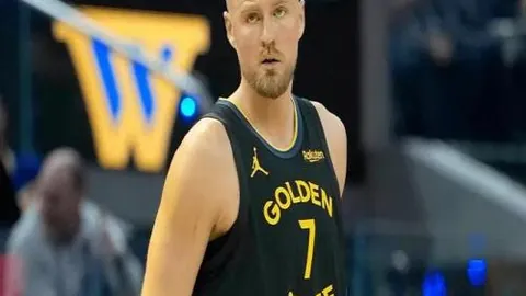 2018年曼城英超夺冠游行：10万球迷见证辉煌